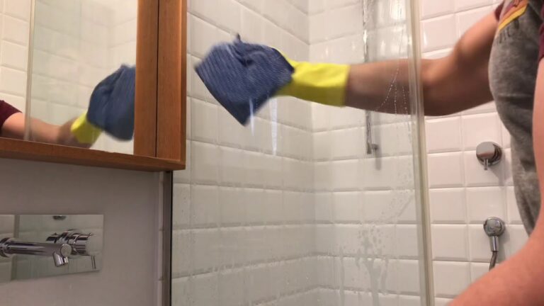 Viakal Vetri Doccia Express: Pulizia Efficace e Veloce per il Tuo Box Doccia